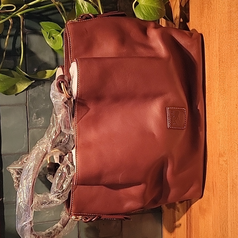 Dooney and Bourke large zip Barlow in Chestnut